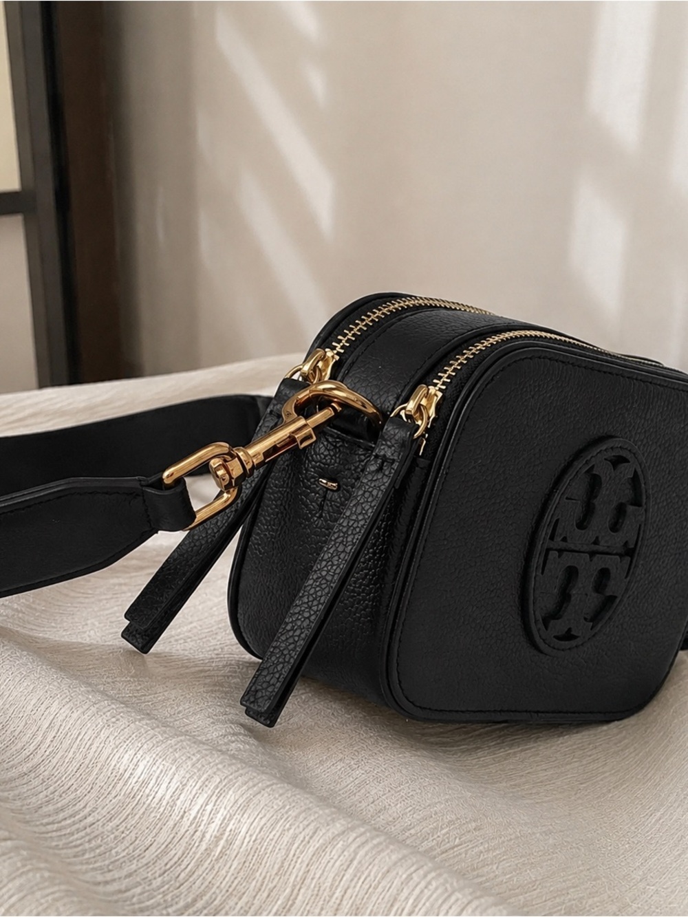 Tory Burch Black Pebbled Leather Crossbody Camera Bag with Embossed Logo - Picture 2 of 5
